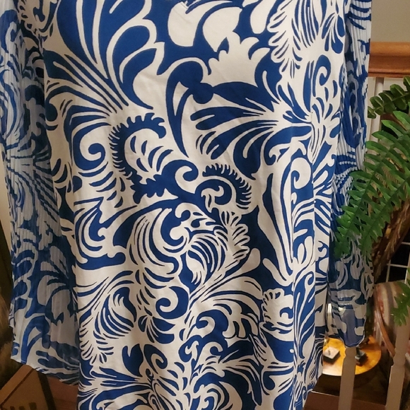 NWT Chico's Blue and White Vneck Women's Top - Picture 5 of 6